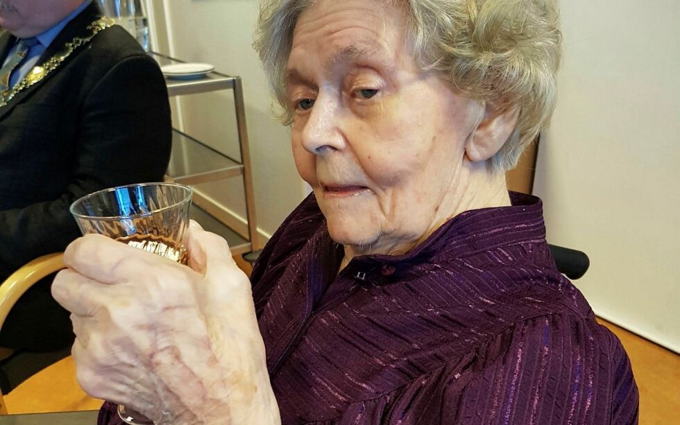 Mary Anthone Amund­sen be­vil­ga seg et lite glass kon­jakk på hund­re­års­da­gen.
 Foto: Privat