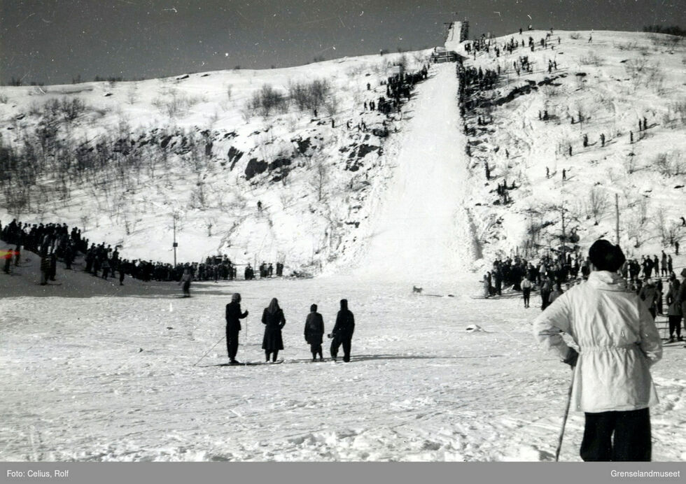 Også fra veisida var bakken et flott syn i godvær.
 Foto: Rolf Celius/Grenselandmuseet