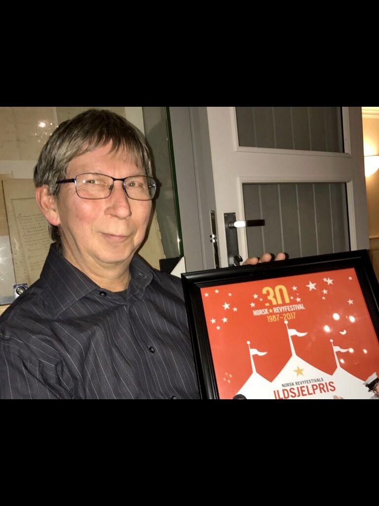 En svært glad Kjell Johansen mottok prisen på vegne av Fylkesrevyfestivalen og BLØGG.
 Foto: Bjørn Seljeseth, Nordnorsk revyfestival