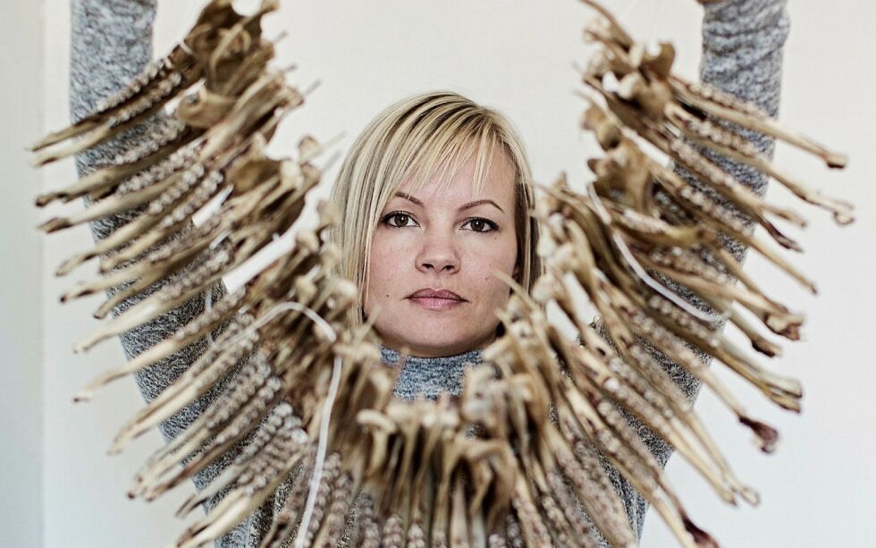 Máret Ánne Sara er en profilert kunstner og forkjemper for samiske rettigheter. Hun oppnår stor anerkjennelse for sitt kunstneriske arbeid både nasjonalt og internasjonalt. Her er hun med et av sine arbeider, som er laget av kjevebein av rein.
Foto: Marie Louise Somby