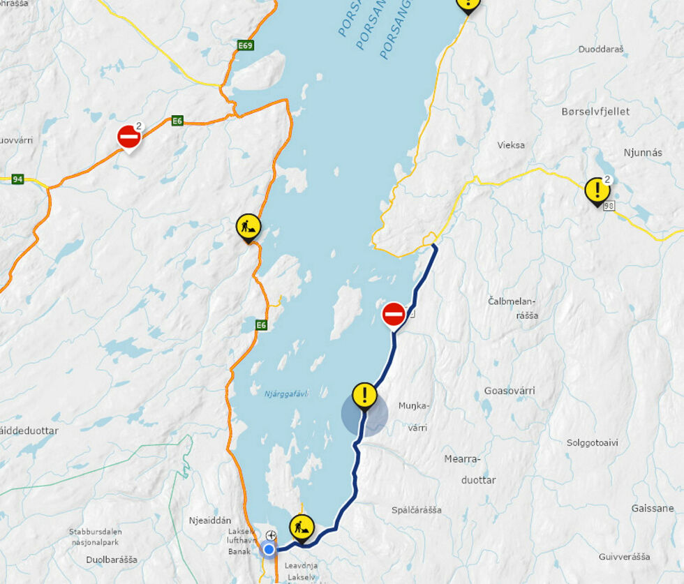 En trailer stenger fylkesvei 98 mellom Lakselv og Børselv.
 Foto: Skjermdump Statens vegvesen