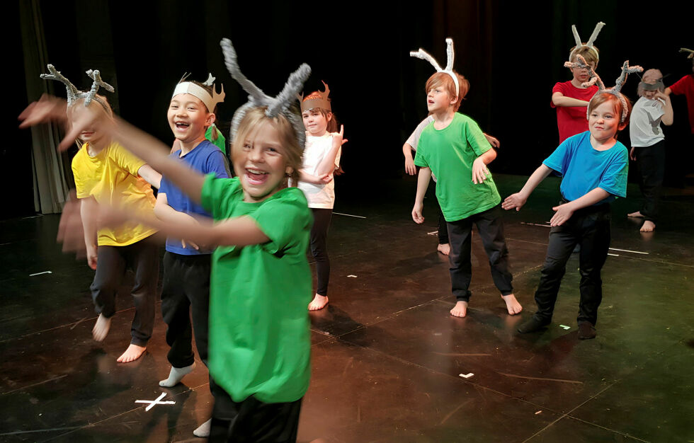 Det hender gutta i starten er skeptiske til å danse, men her slår de seg skikkelig løs.
 Foto: GAM/C.J. Häggman