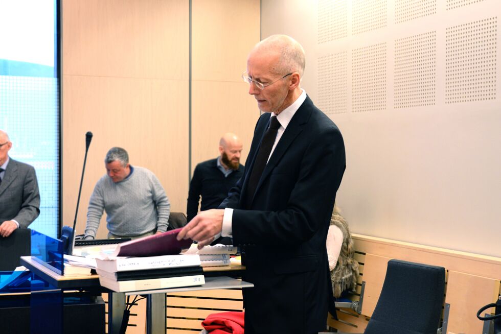Advokat Brynjar Østgård brukte onsdagen til en detaljert gjennomgang av Nesseby-saken i utmarksdomstolen for Finnmark. I bakgrunnen ses Erik Sundland og Håvard Aagesen fra FeFo.
 Foto: Steinar Solaas