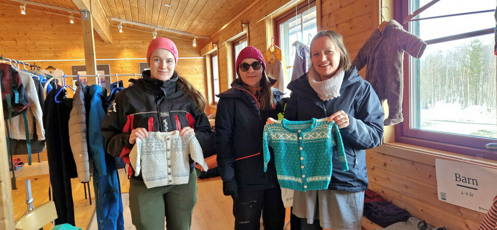 Småbarnsmødrene Elise Grendal Rolland, Anastasia Jakola og Stine Seipajærvi finner mange skatter i barneavdelingen.
 Foto: Hill Haga