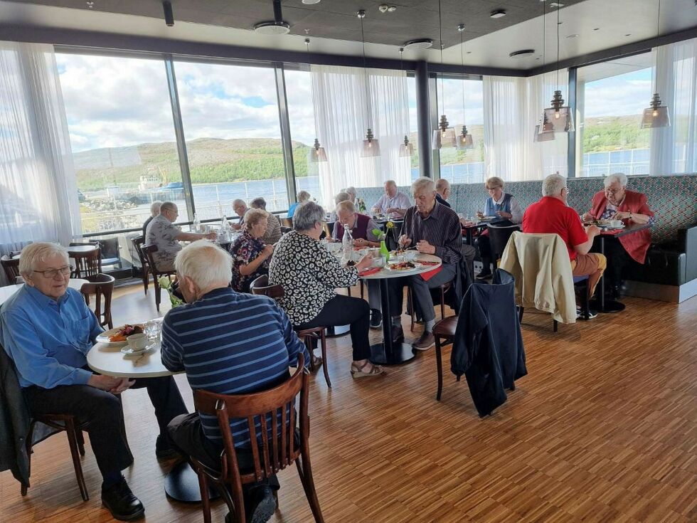 Sist torsdag var et tjuetalls pensjonister samla til gratismåltid på Thon-hotellet i Kirkenes, der de fikk servert oksekjake og koste seg med gode samtaler.
 Foto: Nils Edvard Olsen