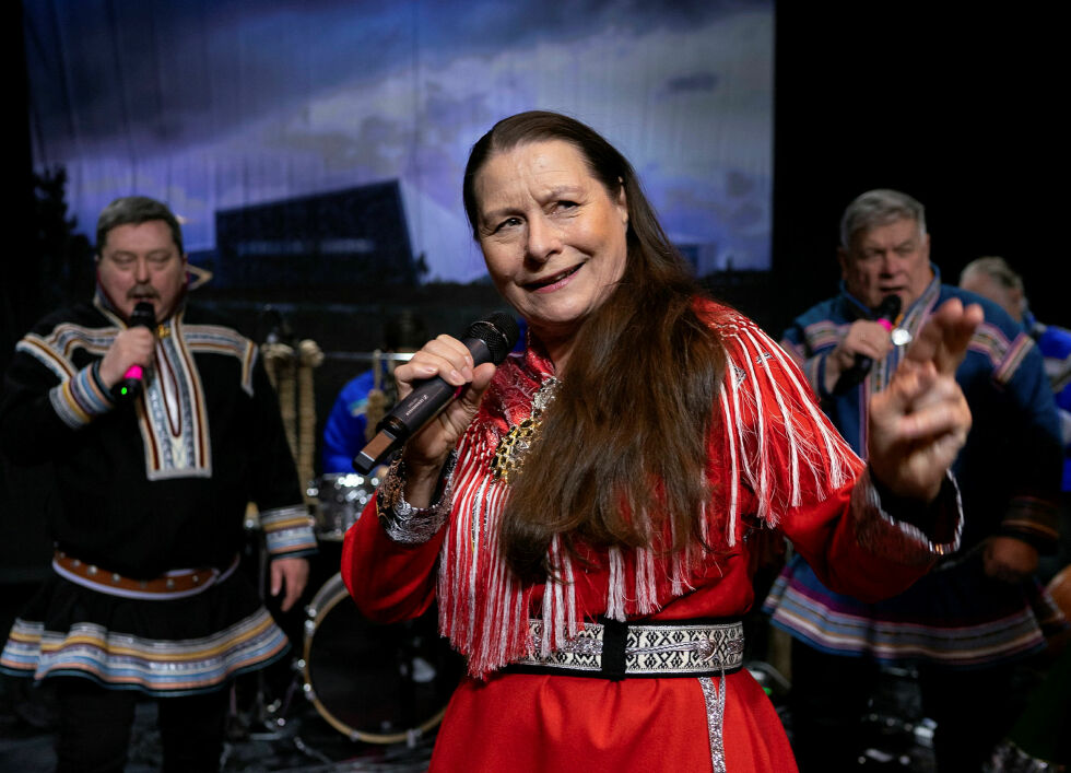 Sámi Našunálateáhter Beaivváš skal med musikkforestillingen «Váimmus váibmui» nå manges hjerter rundt omkring i Sápmi. Her med Nils Henrik Buljo, Mary Sarre og Egil Keskitalo, i tillegg til Iŋgor Ántte Áilu Gaup og Marte Fjellheim Sarre, på vokal.
 Foto: Aslak Mikal Mienna