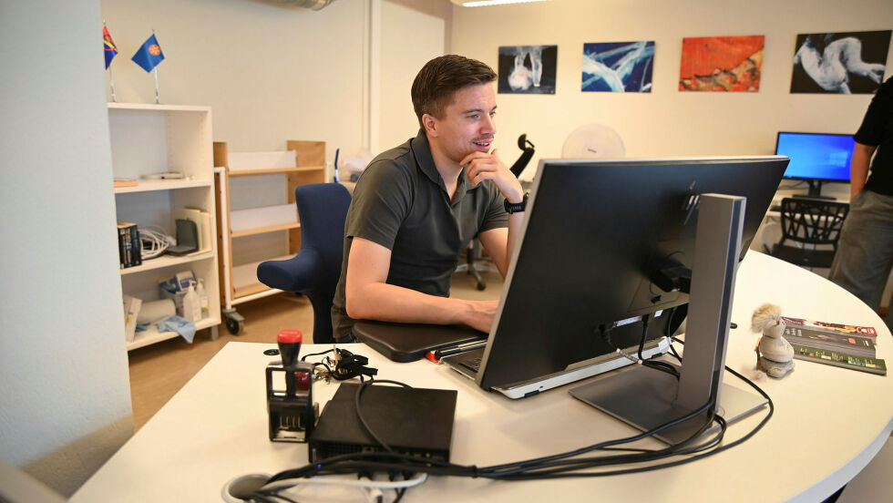 En fornøyd Espen Høybakken kan konstatere at det er 63 unge som deltar på «Sommerles» i Porsanger, men oppfordrer flere til å melde seg på.
 Foto: Irmelin Klemetzen