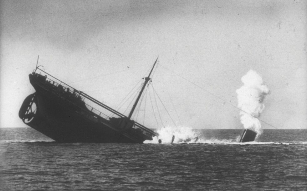 Torpedoene rammet. Her synker et ukjent dampskip etter å ha blitt truffet. Foto: Arkiv Erling Skjold.