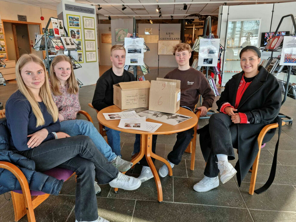 Elevrådet på Kirkenes ungdomsskole tok imot gaven, og var godt fornøyd. Fra venstre: Ingrid Isaksen Meisfjord, Mathea Stubnova Staalesen, Kenneth Koi Ryeng, Håvard Karisari og lærer Susanne Wivesoll til høyre.
 Foto: Trond Hansen