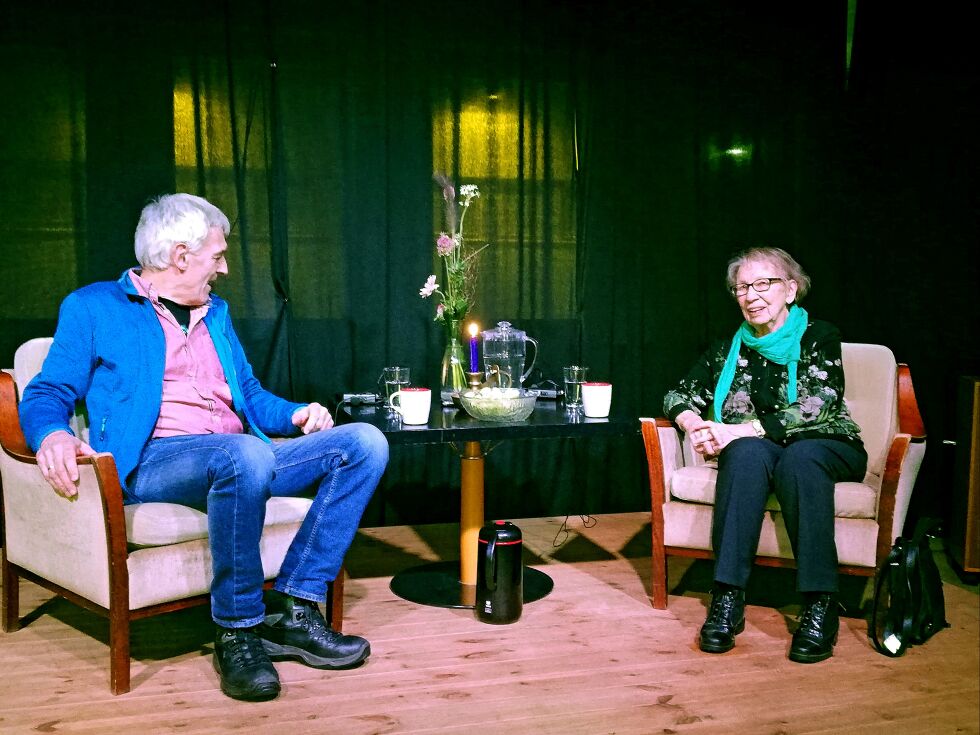 94 år gamle Reidun Gundersen Pedersen geleidet intervjuer Knut Kristoffersen og publikum gjennom en nesten hundre år lang tidsreise i Kirkenes på tirsdag.
 Foto: Liv Kyrkjebø