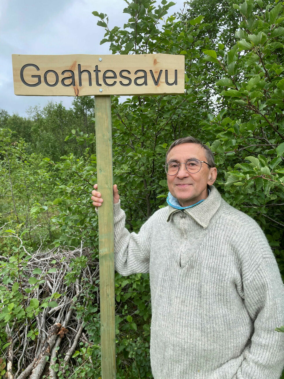 Egil Utsi foreviget i fjor da skiltet Goahtesavu ble satt opp ved Gammekulpen.
 Foto: Seija Guttorm