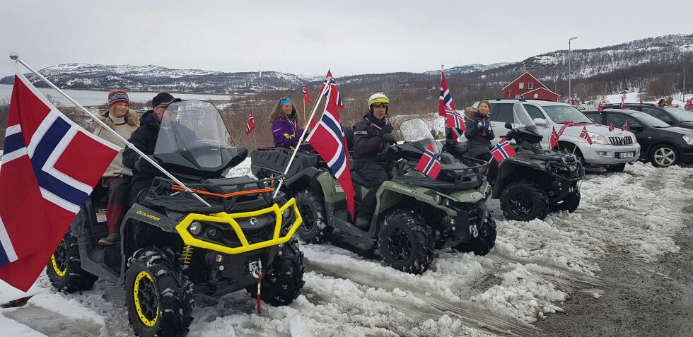 I Jar­fjord ble kor­te­sjen hø­ve­lig nok le­da av ATV-er, og et­ter dis­se fulg­te et pent an­tall flaggpynta bil­er. Foto: Anders Mik­ko­la