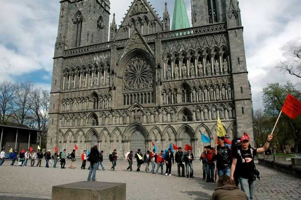 Asylmarsjen foran Nidarosdomen i Trondheim.
 Foto: Eskil Hadland