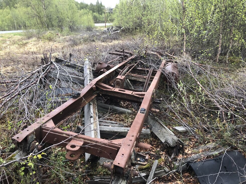 Få meter fra veien opp mot Pasvikdalen ligger denne gamle lastebilramma sammen med deler av et sagbruk, hvor det har ligget i nær femti år.
 Foto: Hallgeir Henriksen