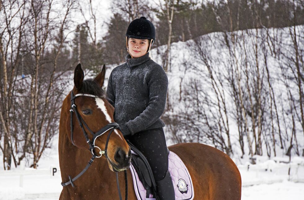 Thea nevner både tanten sin Sárá Christine Eira, og venninnen sin Karita Somby, som har mye av «skylden» for at Thea ble hestejente. De oppmuntret henne, og lærte henne det de kunne om hest og hestesport.
 Foto: June Helén Bjørnback