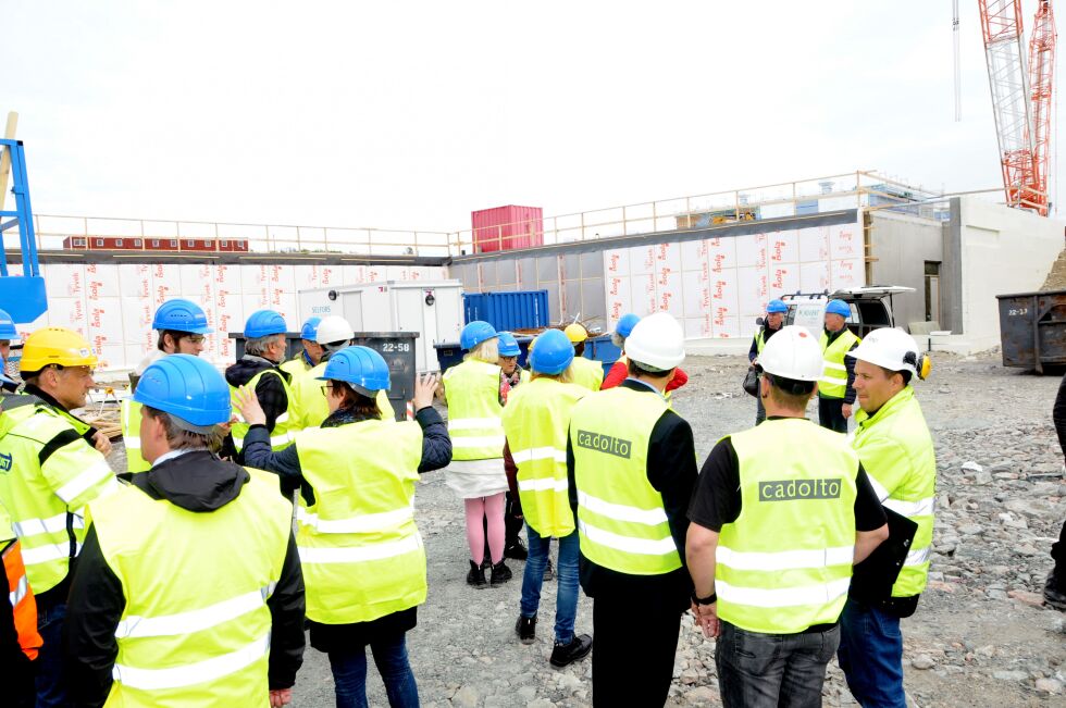 En rekke inviterte ansatte og gjester var mandag på omvisning på sykehuset utenfor Kirkenes.
 Foto: Hallgeir Henriksen