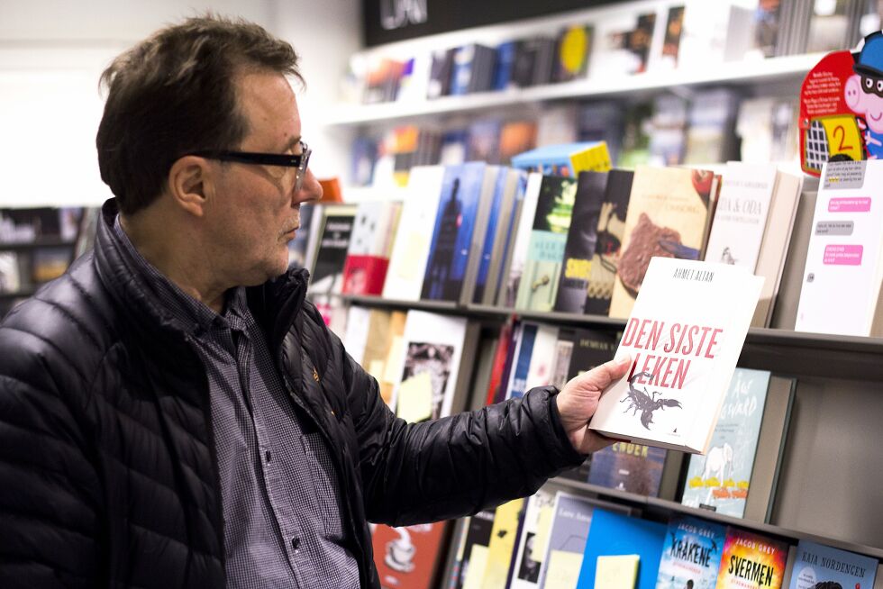 Her viser Amund Johnskareng frem hvor bøkene med norske titler skal stå.
 Foto: June Helén Bjørnback