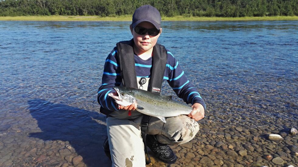 Den første laksen som ble landet på Camp Villaks var det Jon Mathias fra Lakselv som tok. En fin smålaks på 2 kilo.
 Foto: Egil Liberg
