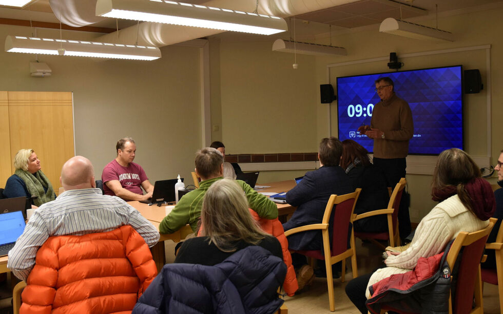 Kommunedirektør Steinar Sæterdal presenterte oppløftende nytt til kommunens utvalgs-politikere.
Foto: Sara Olaussen Stensvold