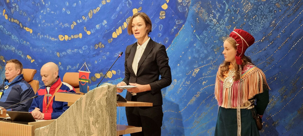 Kultur- og likestillingsminister Anette Trettebergstuen besøkte Sametinget under plenumsmøtet i oktober 2022, hvor hun holdt tale til de folkevalgte. Til høyre Erika Guttorm Johansen (18) fra Karasjok, som i anledning FNs internasjonale jentedag, hadde «tatt over» ministerposten under vignetten Girls Takeover.  Til venstre plenumsnestleder og -leder, Tor Gunnar Nystad og Tom Sottinen.
 Foto: Steinar Solaas