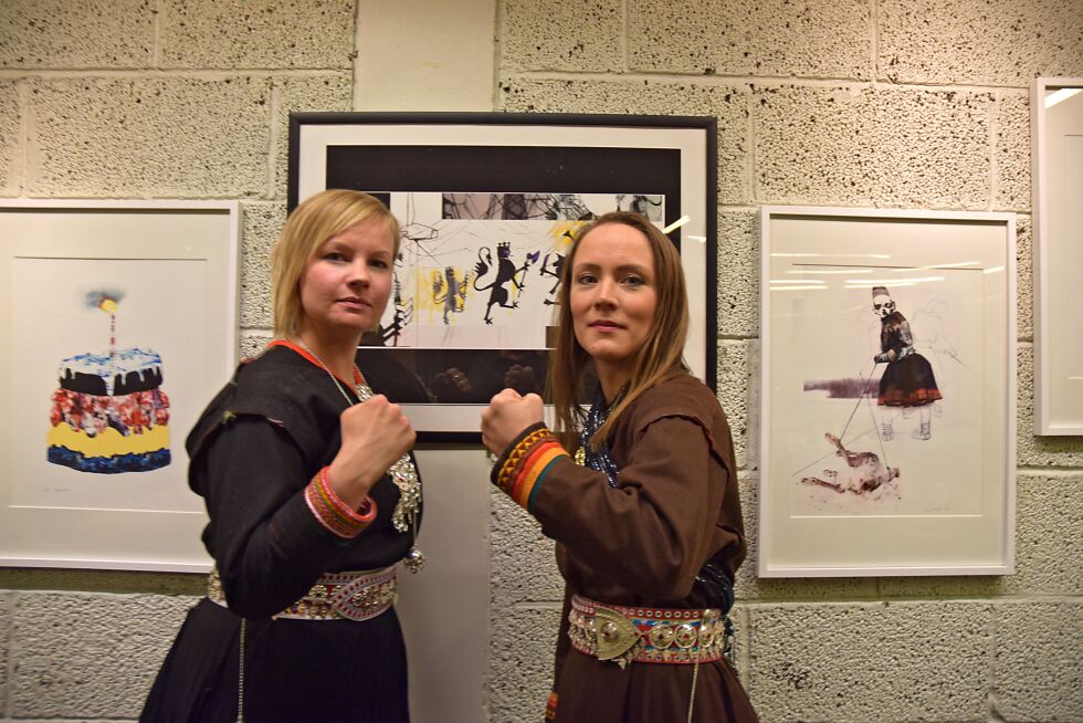 Maret Anne Sara og Elle Márjá Eira opptrådte med koftene sine på vrangen da de deltok på åpningen av den samiske kunstuka i Tana, Pile o´ Sápmi. – Vi kan ikke godta det som nå er i ferd med å skje, hvor vi mister våre rettigheter, sier kunstnerne.
 Foto: Hilde Porsanger