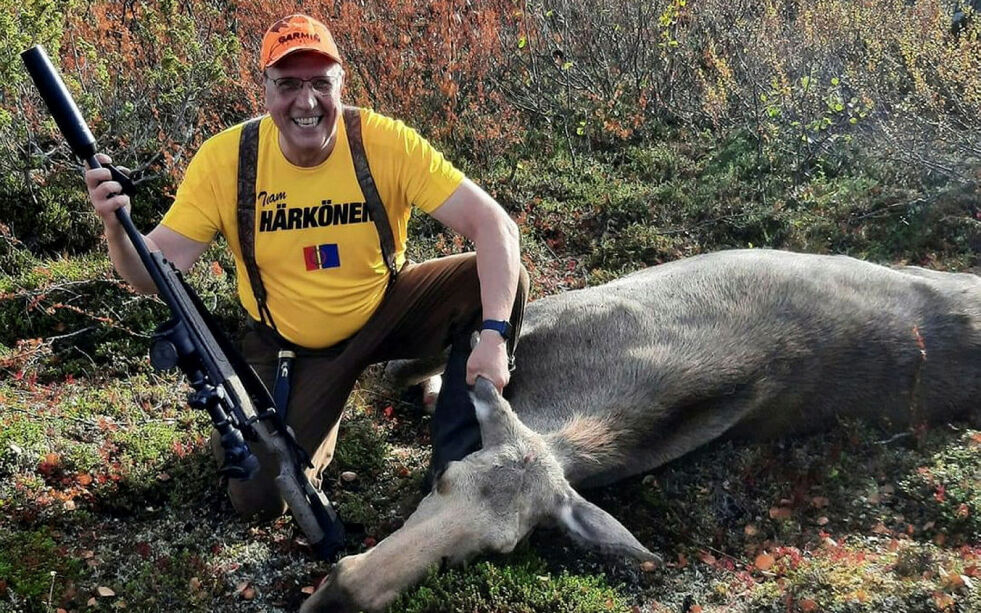 Markku Härkönen feller sin første elg i 2024.
 Foto: Privat
