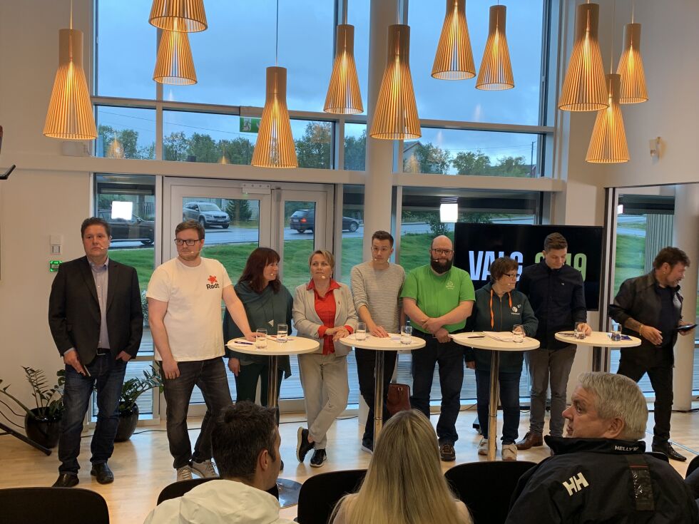Konsentrert panel: 
Her er alle ordførerkandidatene i Porsanger samlet på ett brett like før startsignalet går sammen med debattleder Tor Kjetil Kristoffersen (til venstre). Videre fra venstre sees Lars Olaussen Stensvold (Rødt), Sylvi Johnsen (Sosialistisk Venstreparti), Aina Borch (Arbeiderpartiet), Hans Magnus Thunestvedt (Tverrpolitisk Liste i Porsanger), Jon Nikolaisen (Senterpartiet), Margoth Thomassen (Venstre), Jonas Nymo (Høyre) og Torbjørn Pettersen (Fremskrittspartiet)
 Foto: Lars Birger Persen