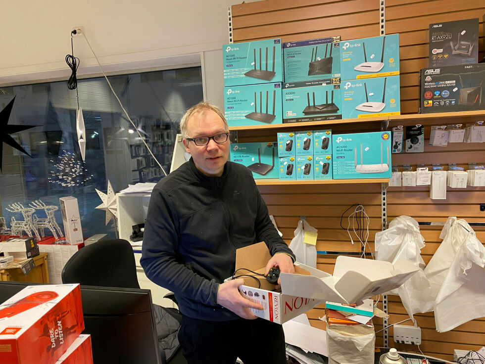 Hos Mobildata har Dag Yngve Øverli solgt færre rådyre kapitalvarer som de dyreste mobiltelefonene og nettbrett som julegaver enn tidligere.
 Foto: Hallgeir Henriksen