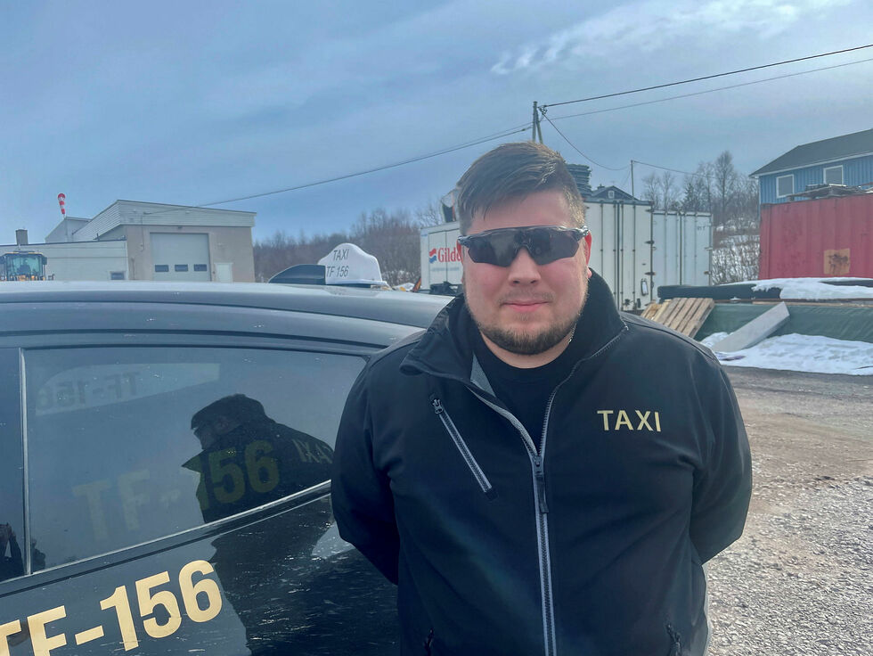 Taxisjåfør Marius Gjerde mener det hadde vært bedre om politiet kunne skrive ut kjøresedlene.
 Foto: Birgitte Wisur Olsen