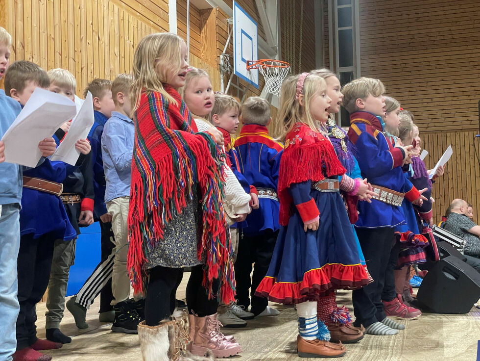 Deanu sámeskuvlas elever synger om småspurven.
 Foto: Birgitte Wisur Olsen