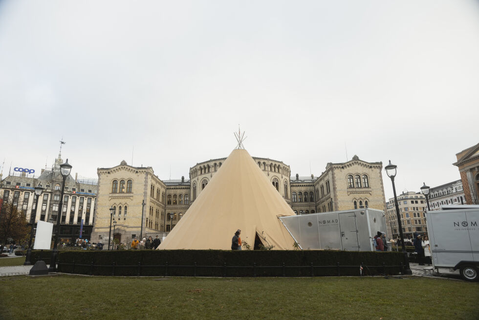 Lávvuen på Eidsvolls plass, satt opp i anledning Stortingets behandling av Sannhets- og forsoningskommisjonens rapport (Arkivfoto: Peter Mydske, Stortinget)