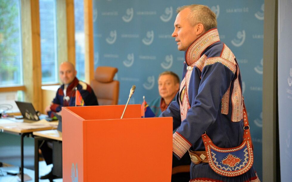 Klement Erland Hætta (NSR) fremmet ny sak og fikk enstemmig Sameting med seg på vedtak. I bakgrunnen plenumsleder Tom Sottinen og møteleder Tor Gunnar Nystad. Foto: Steinar Solaas