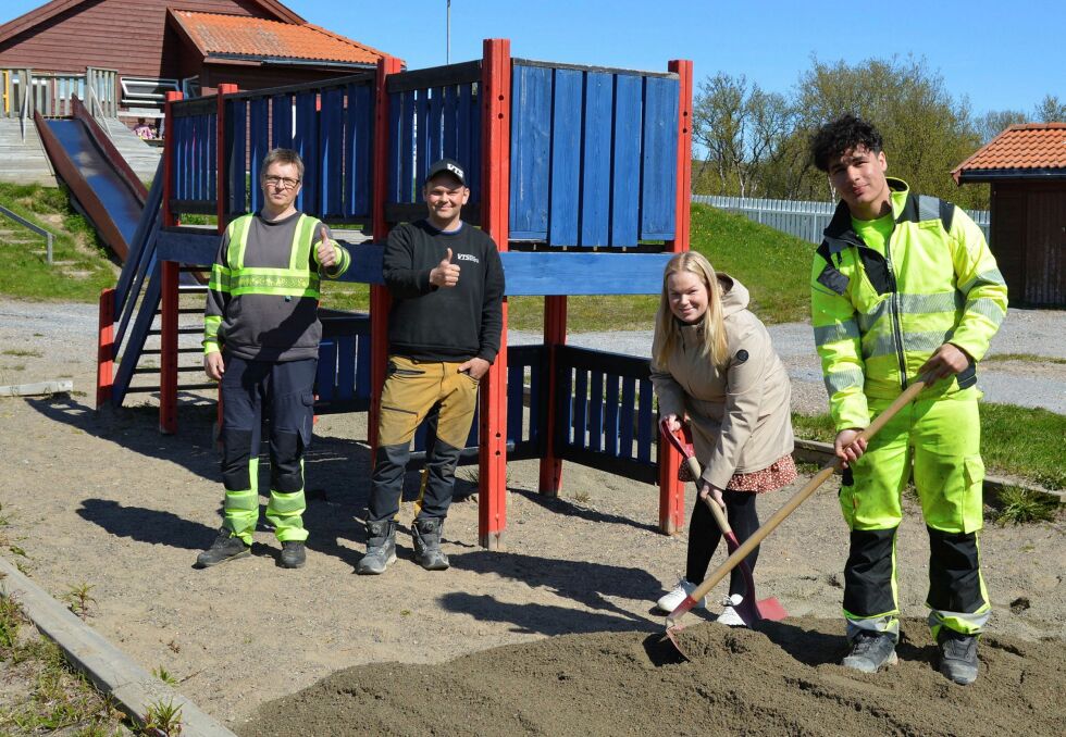 Her tas det første spadetaket i Ruija barnehage av Susanne Hansen (FAU) og Jehad som har arbeidsuke i Vadsø kommune – mens Stig Heiskala fra kommunen og Karl Fredrik Mietinen fra Vadsø Transportservice overvåker det hele.
 Foto: Vadsø kommune