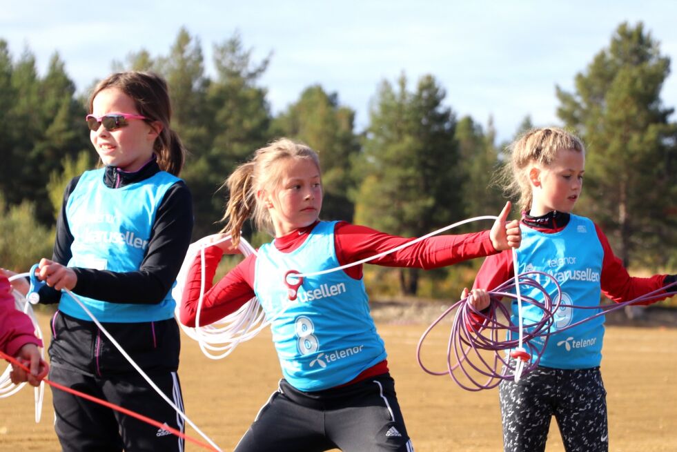Tre Ilar-jenter kaster lasso. Fra venstre: Stine Vibeke Reisænen (10), Aina Dikkanen (10) og Hannah Maret Bongo Dikkanen (10). Stine viste seg å være den som traff flest ganger på lassokastingen.
 Foto: Charles Petterson