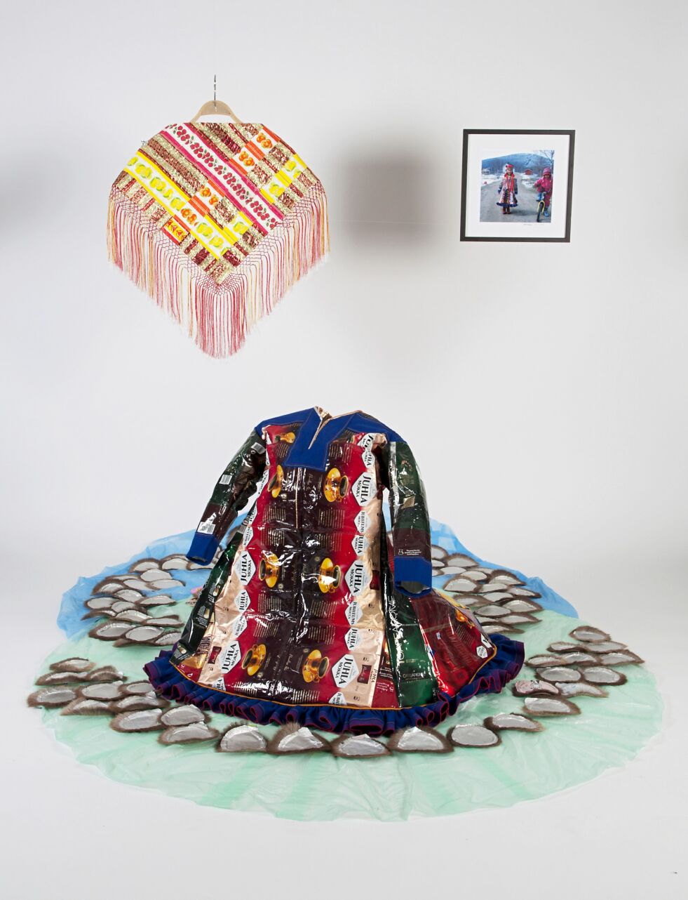 Utstillingene i serien «Time for sculpture» omfatter blant annet skulpturer av dyktige kunstnere fra hele Sápmi. I del tre er det ti kunstnere som er representert. Disse er: Tomas Colbengtson, Geir Tore Holm, Svein Flygari Johansen, Annelise Josefsen, Iver Jåks, Inger Blix Kvammen, Elly Mathilde Novvale, Outi Pieski, Katarina Pirak Sikku og Kristin Tårnesvik. På bildet vises et kunstverk av kunstneren Outi Pieski.
 Foto: Liv Engholm