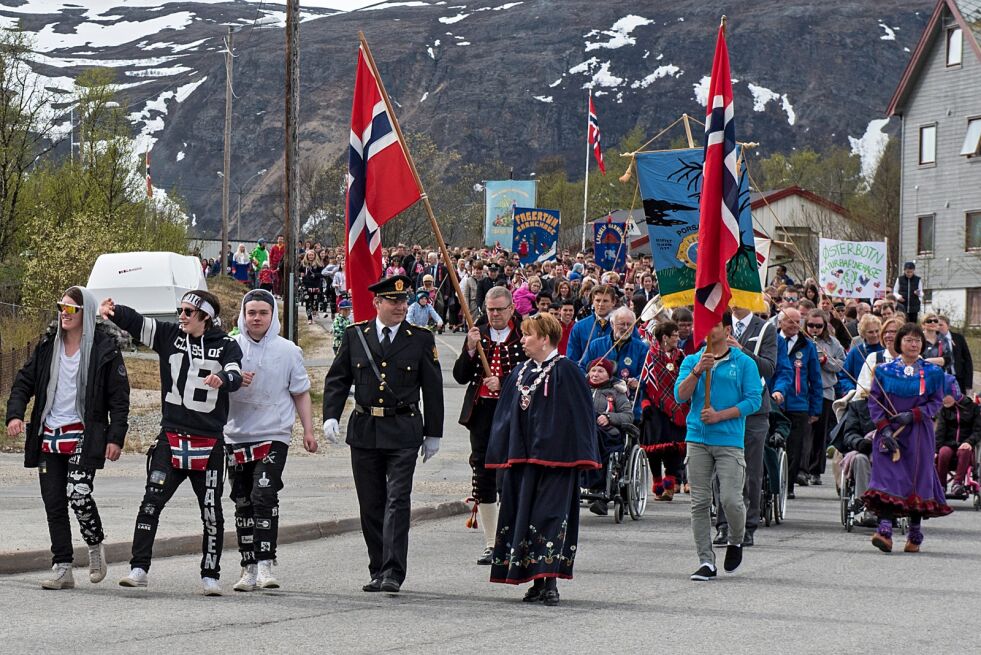 Folketoget gikk fra Storhallen i Lakselv, til Helsetun, Lakselv kirke og så tilbake til Storhallen der det var dekket til fest. Lensmann Tarjei Leinan Mathiesen og ordfører Aina Borch ledet an i folketoget. Russen var meget synlige under årets tog. Et par av dem tok ledelsen i toget sammen med lensmannen og ordføreren. Fra venstre: John Kristian Ingebrigtsen (Kirkenes), Mathias Olsen Hansen (Lakselv) og Rolf Ivar Gustavsen (Lakselv).
 Foto: Marius Thorsen