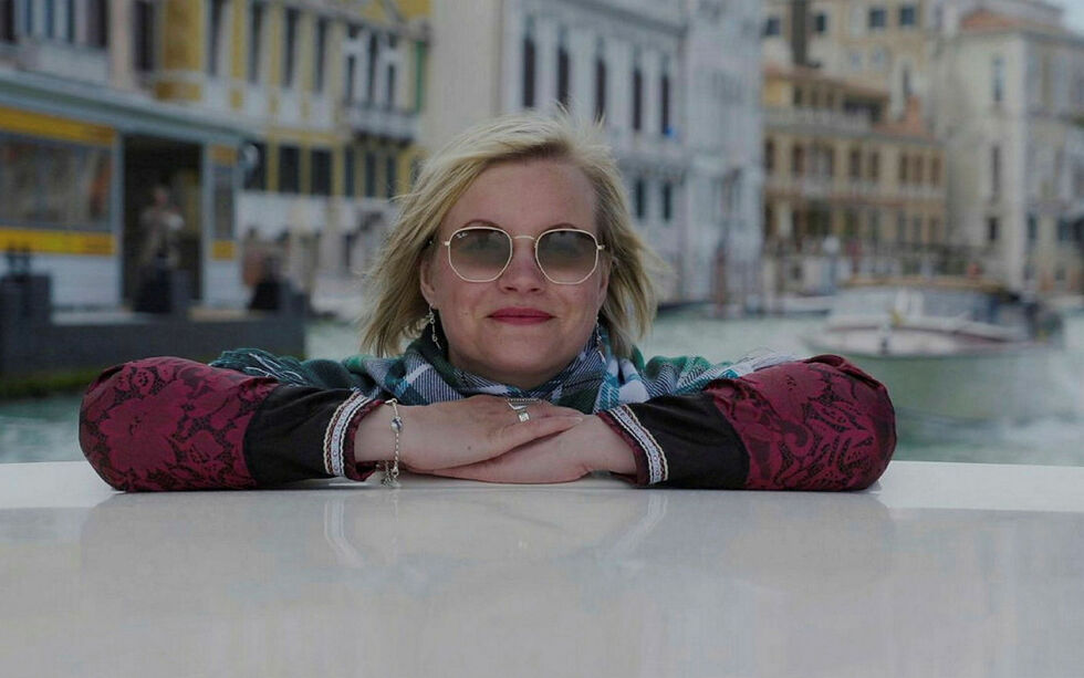 Kunst­ne­ren Má­ret Ánne Sara fra Kau­to­kei­no por­tret­te­res i serien «Kunst­ner­liv» på NRK. Her i Ve­ne­zia­ i sommer, en utstillingsarena hun holdt på å droppe, fordi hennes kunst handler om så vonde ting. Det røper hun i programmet, som sendes 13. november.
 Foto: Kamilla Marie Johnsen/NRK