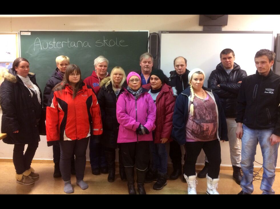 Foreldregruppa ved Austertana skole ønsker ikke at ungdomsskolebarna skal måtte pendle fra Austertana til Tanabru daglig. Her ser vi Christel Johansen (bak fra venstre), Hilde Borgsø, Berit Saltvik, Arnfinn Hoigari, Vidar Wiik Arturas Skucas, Alf Thomas Johnsen. Helen Roska Aune (foran fra venstre), Lill Jorid Dervola, Victoria Breivik, Figenia Johnsen, May Helene Halvorsen.
 Foto: Privat