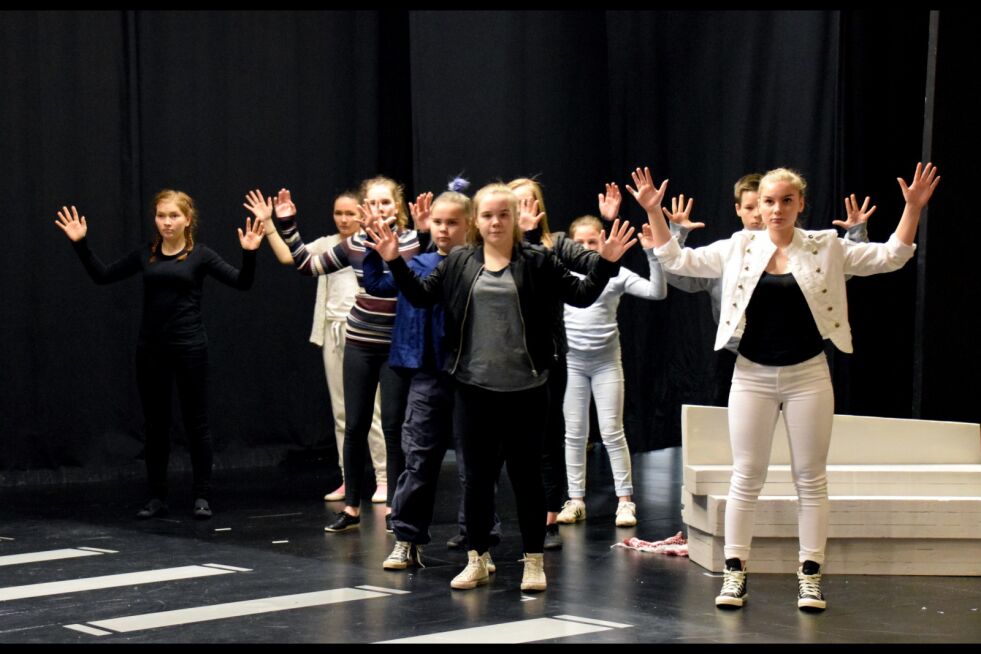 De ni ungdommene i Sámi Mánáid Teáhter fremfører teaterforestillingen «Lohkat nolli» i Trondheim 6. februar under markeringen Tråante.
 Foto: Hilde Porsanger