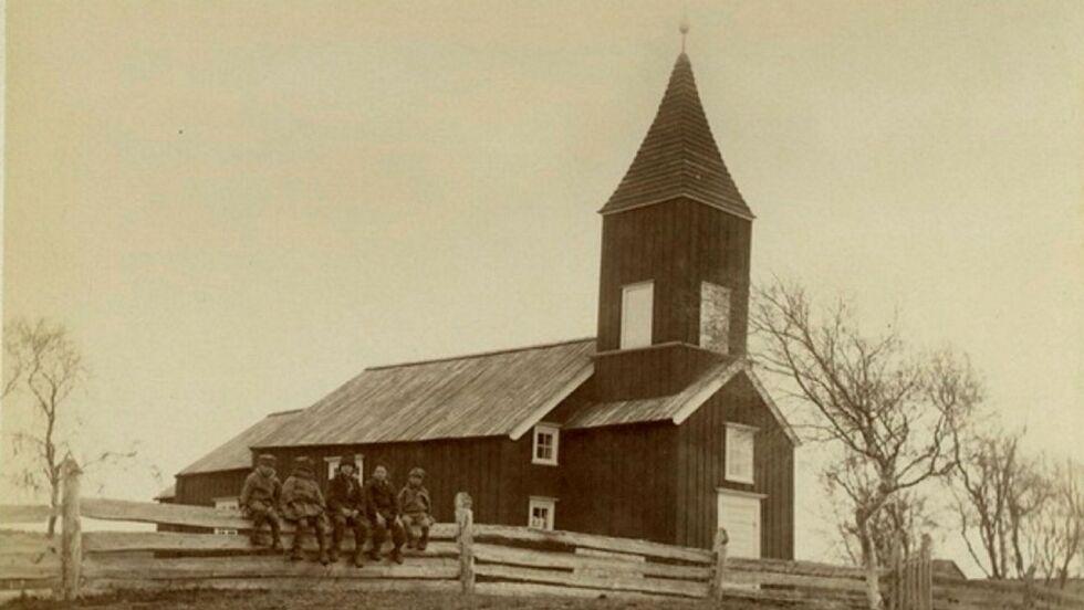 Rett før den tyske tilbaketrekkingen ble Kautokeino gamle kirke, fra 1701, brent.
– Kirka var bygd av svenskene og var om jeg husker rett Finnmarks eldste protestantiske kirke, opplyser Ole Edvin Nystad. St. Georgs kapell i Neiden er eldre, men den er ortodoks.
 Foto: Minner