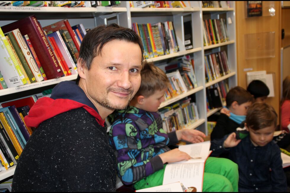 Forfatter og lærer Jens Martin Mienna fra Kautokeino har både bok- og filmprosjekter han nå jobber med.
 Foto: Torbjørn Ittelin