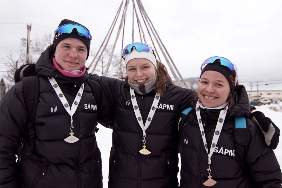 De tre fra Team Sapmi som tok medaljer under sprinten. Fra venstre Petter Dervola Johansen fra Tana, Ida S. Tovås fra Skånland og Elen Kristine Petterson fra Nesseby.
 Foto: Charles Petterson