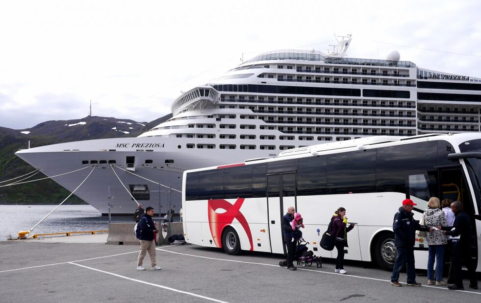 Mens man har begynt å innføre begrensninger for cruiseskiptrafikken til Vestlandet, så forventes det økt trafikk til havner i Nord-Norge; deriblant Honningsvåg havn, i tiden som kommer. Her er det MSC «Preziosa» som ligger til kai. Skipet er på vel 139.000 bruttotonn, kan ta 4.345 passasjerer, og har et mannskap på rundt 1.388.
 Foto: Geir Johansen