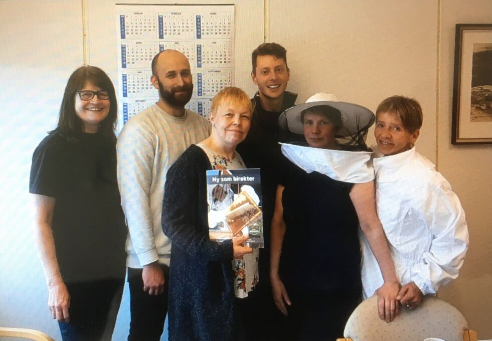 Dette bildet er fra et birøkterkurs som også ble holdt tirsdag. Fra venstre: Kursleder Sissel Goodgame, Johan Borgenvink, Rene Nøstvik Lande. Foran fra venstre Lill Tove Ottesen, Laila Eliassen og Siv Stene.
 Foto: Privat