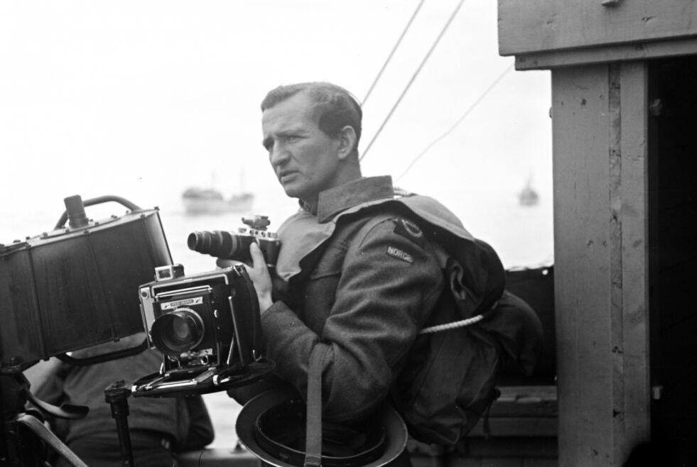 Krigsfotografen. Ole Friele Backer på vei til Normandie. Foto: Ukjent NTBs krigsarkiv