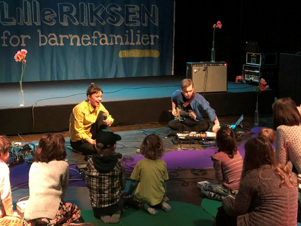 I helgen var det premiere på en helt flunkende ny, samisk forestilling på Riksscenen i Oslo, med Elina Waage Mikalsen og Viktor Bomstad. Foto: Hannah Persen