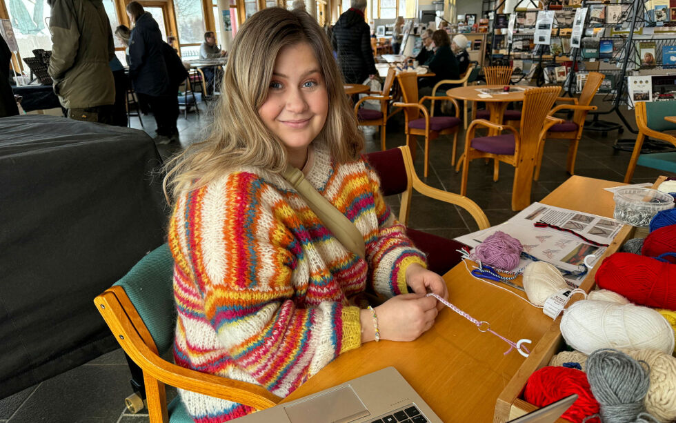 Lise Kvitflo Gerhardsen koste seg med å flette hjertebånd.
 Foto: Birgitte Wisur Olsen