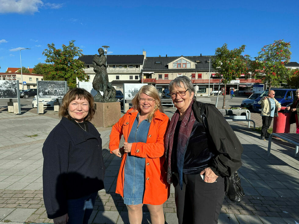 Cecilie Hansen (Sp), Linda Randal (Ap) og Anne Flaatten (SV) er ale veteraner fra sørvarangerpolitikken, og på valgdagen møttes de tilfeldig til en hyggelig passiar på John Savios plass i Kirkenes.
 Foto: Hallgeir Henriksen