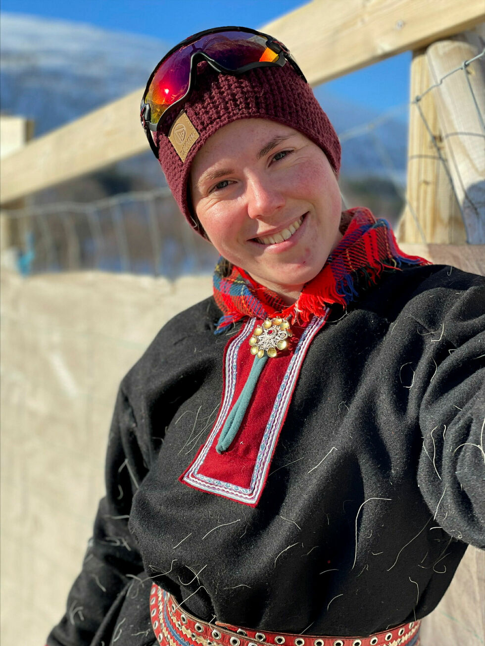 Sara Katrine Aleksandersen deltar i familiens reindrift på Kvaløya i Troms.
 Foto: Privat