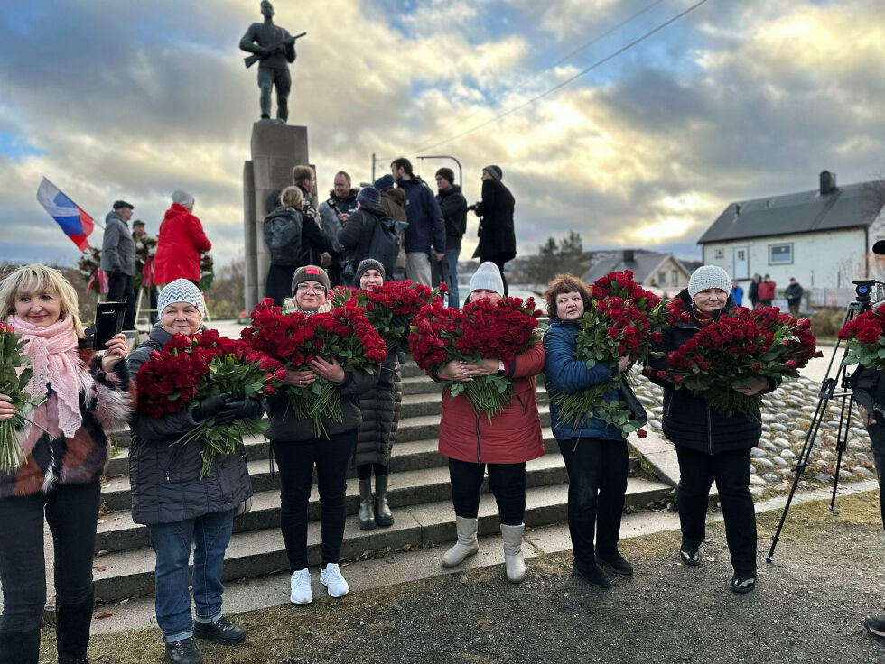 Folk fra mange gamle sovjetrepublikker samlet inn penger til å kjøpe 2.000 røde roser for anledningen.
 Foto: Hallgeir Henriksen